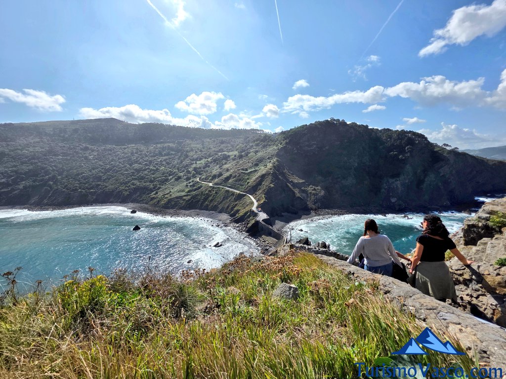 escaleras de san juan de gaztelugatxe con niños
